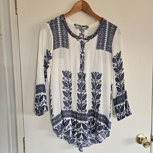 Daniel Rainn Women's Blue and White Patterned Top M